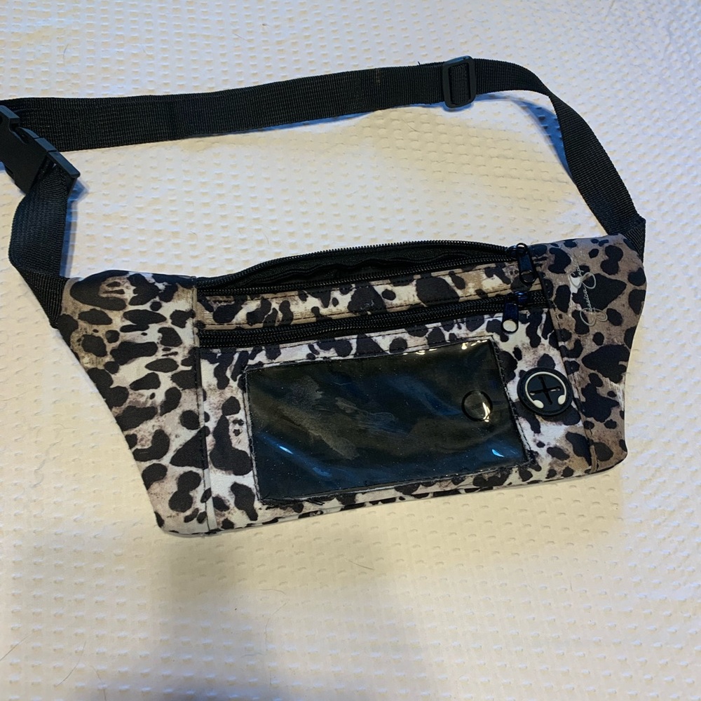 Jessica Simpson Black and Cream Leopard Phone Case